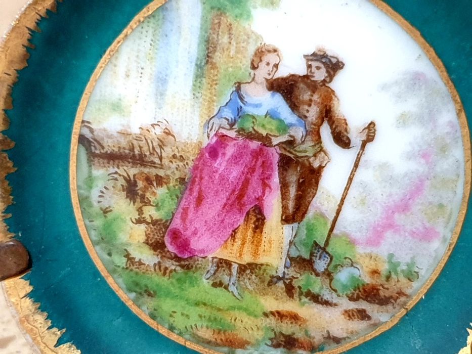 Par de pequenos antigos pratinhos em porcelana Limoges pintadas à mão