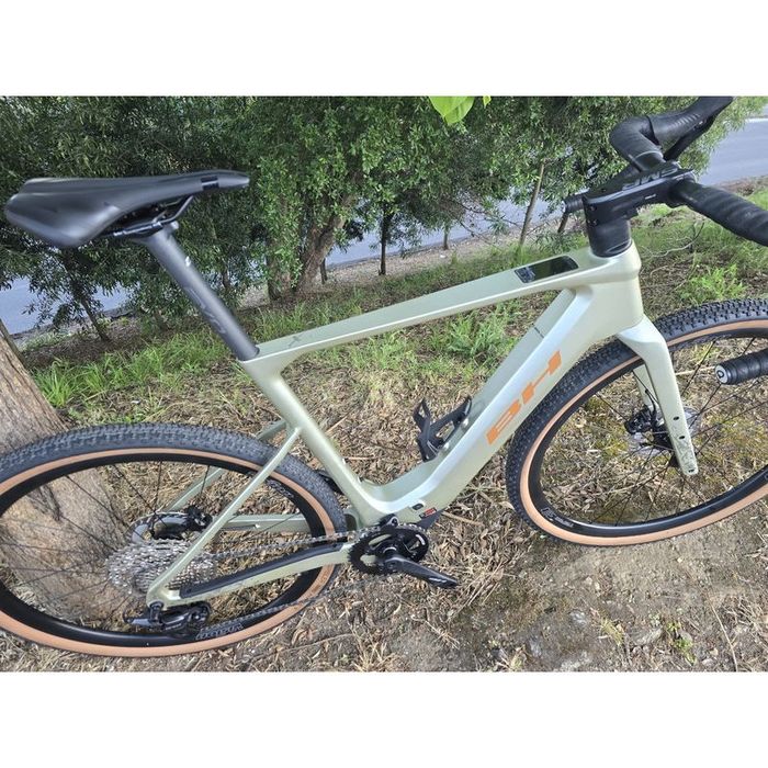 Bh de gravel L eletrica com bosch de exposicao