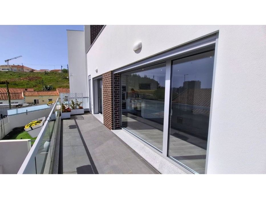 Apartamento T3 com varanda, garagem fechada em condomínio com piscina