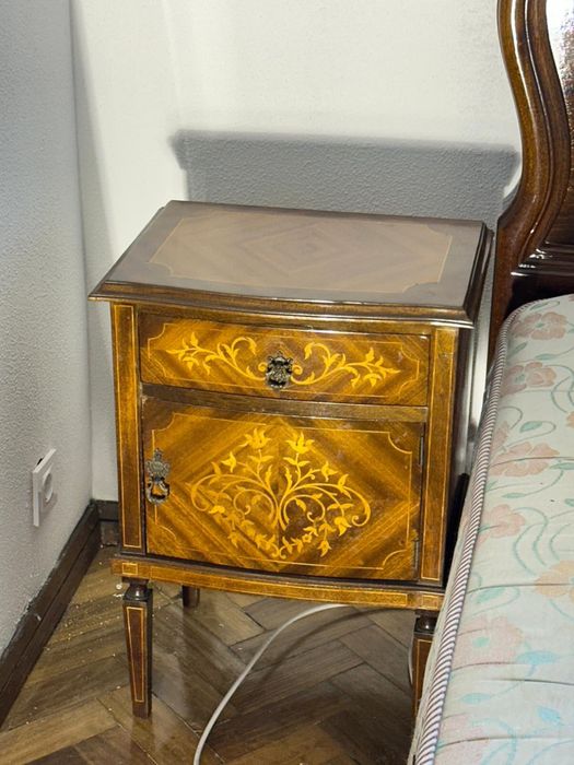 cama, guarda roupa e  2 mesinhas cabeceira ( sem colchao)