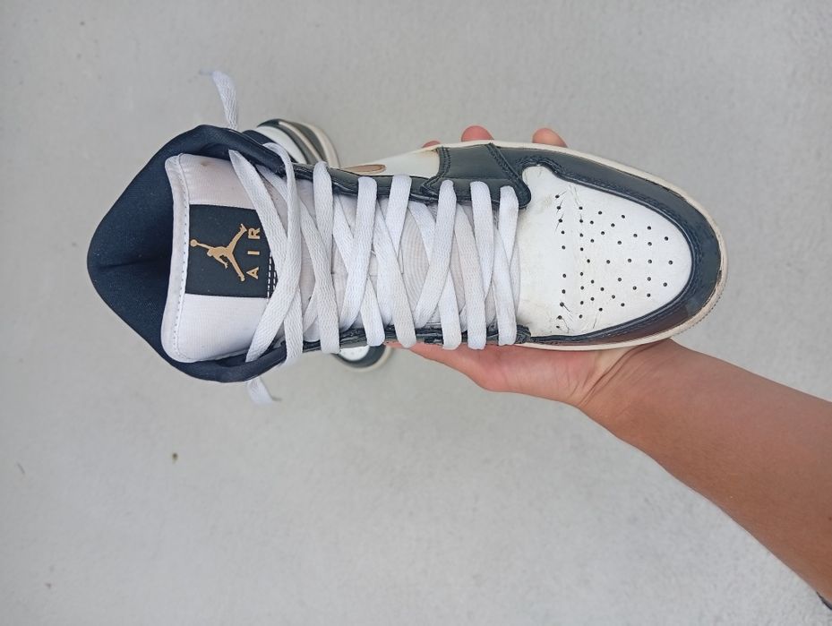 Vendo sapatilhas Nike Air Jordan 1 Mid SE Black/White/Gold. Tamanho 42.5