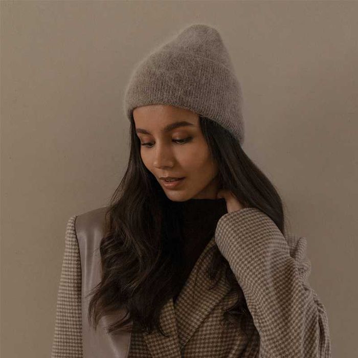 Пухнаста тепла шапка біні з ангори мокко