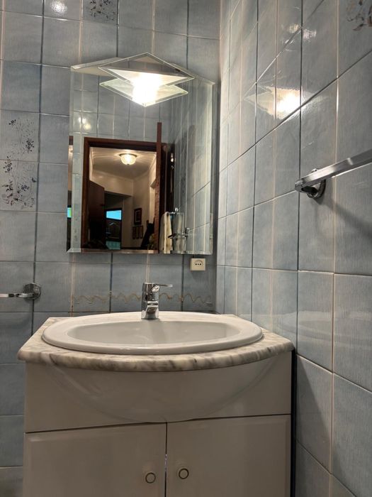 Móvel de WC com lavatório e espelho