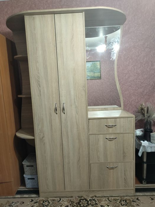 Шафа з дзеркалом та шухлядами.Самовивіз в м.Суми