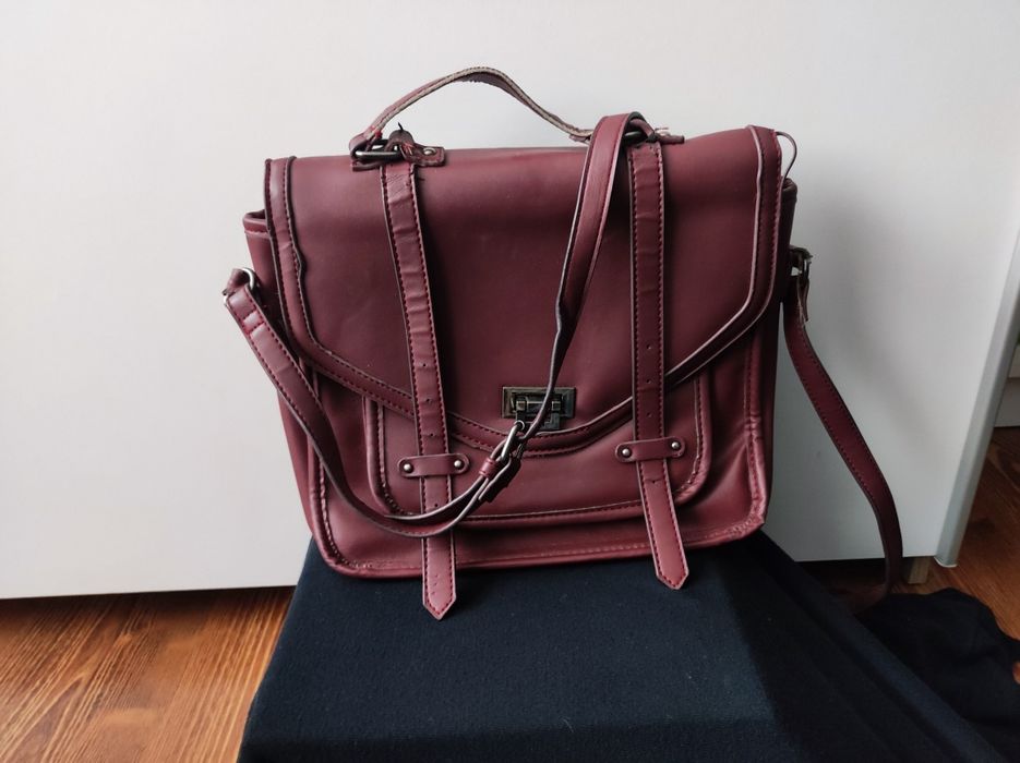 Bordowa listonoszka House