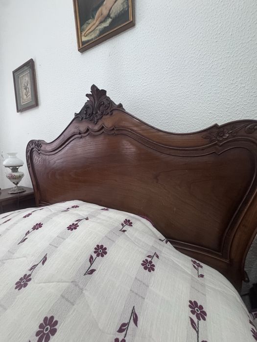 Cama de casal em Madeira com Colchao