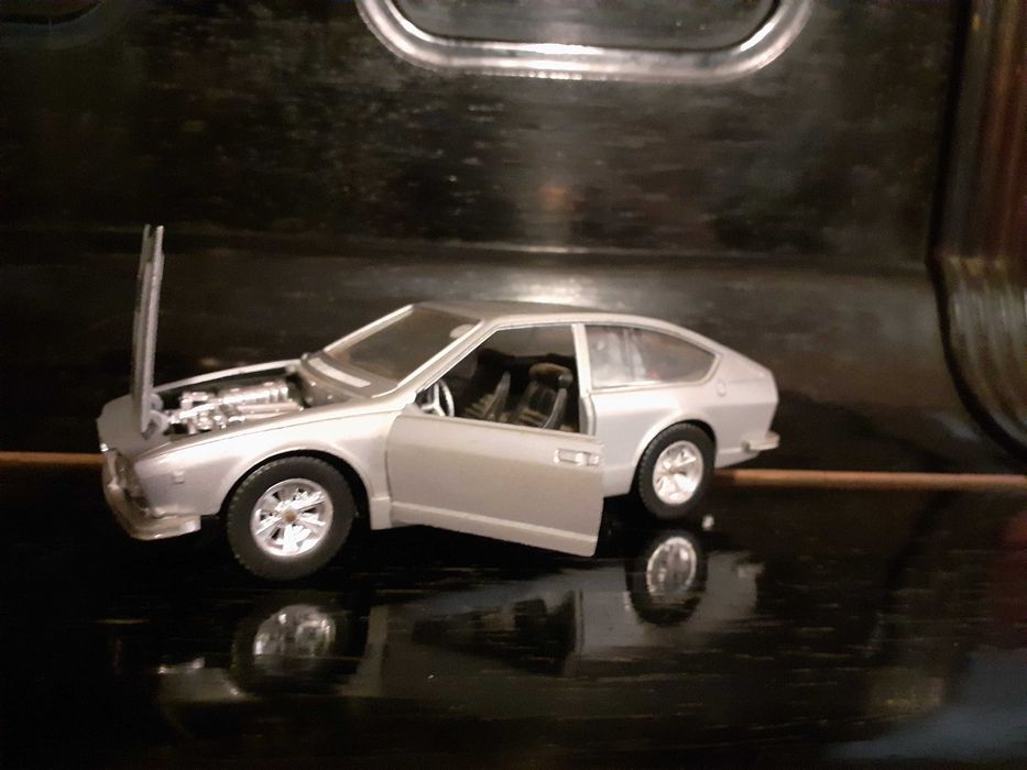 Miniatura vintage de carro marca Alfetta GT