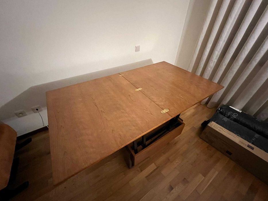 Espetacular mesa de centro que se transforma numa mesa de refeição.