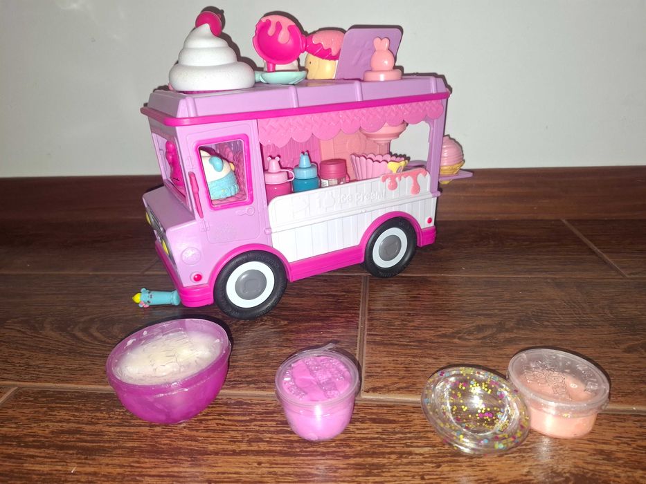 Num noms, samochód z lodami