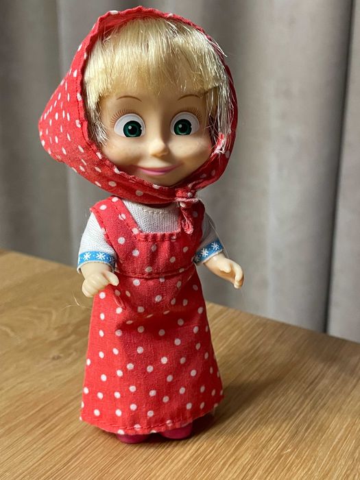 lalka Masza w czerwonej sukience i chustce z bajki Masza i Niedźwiedź 14 cm Simba