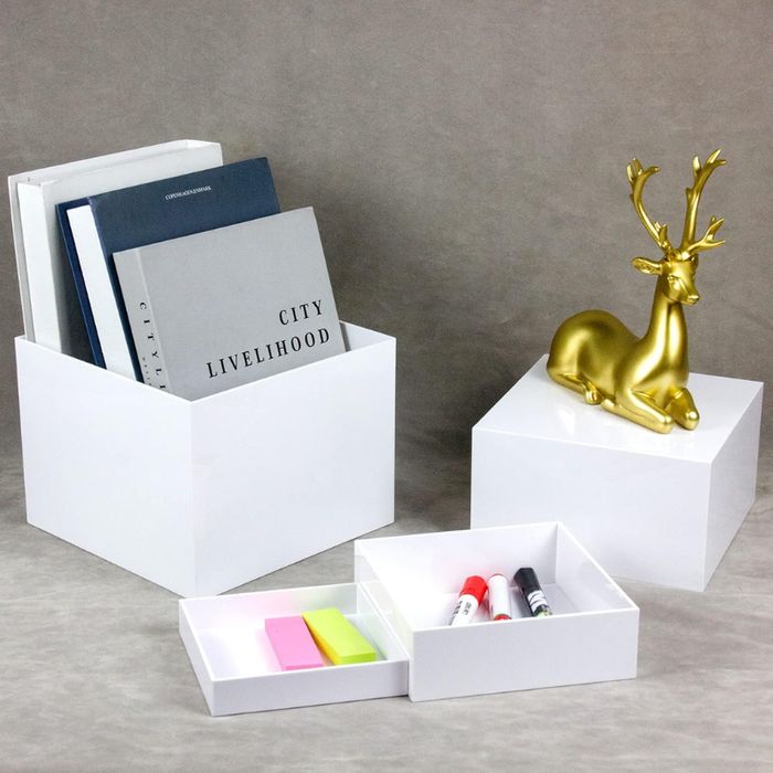 Biały akrylowy stojak ekspozycyjny kwadratowy na desery