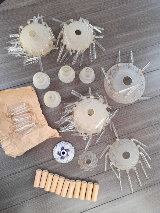 Peças de candeeiro (lustre) antigo em vidro e porcelana