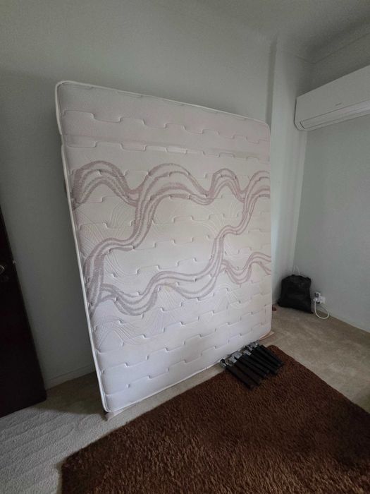 Cama de casal. Em bom estado. Qualidade superior.