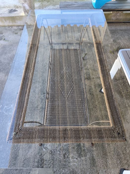 Mesa de vidro e em ferro