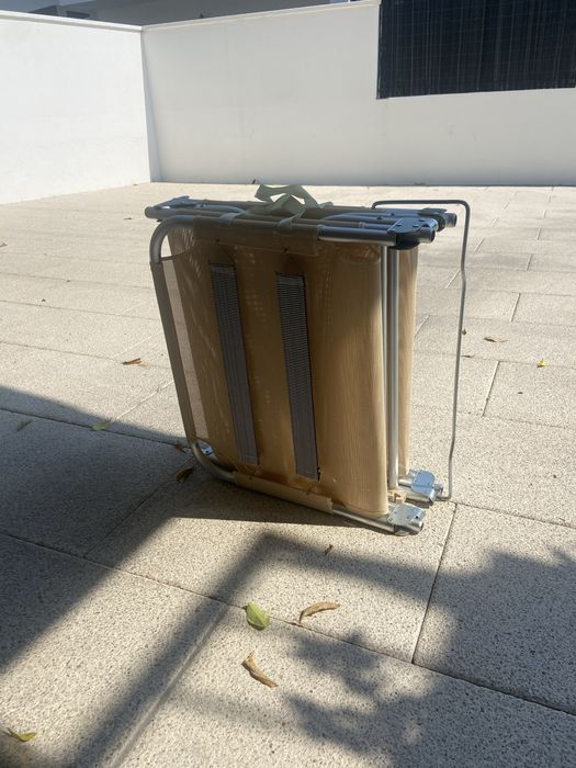 Espreguiçadeira bege como nova