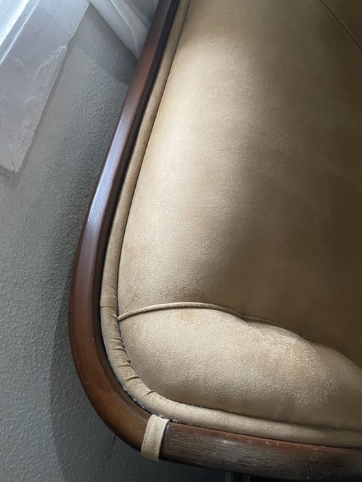 Sofa de 2 lugares bege com madeira