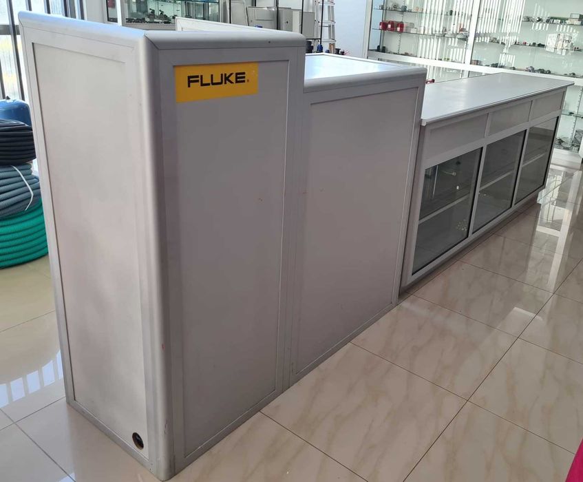 Balcão de Loja com Módulo  Informático com comprimento 4,10 metros