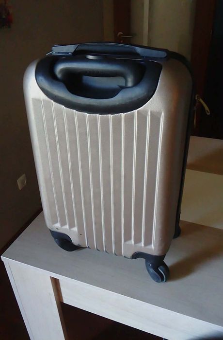 Mala dourada de viagem
