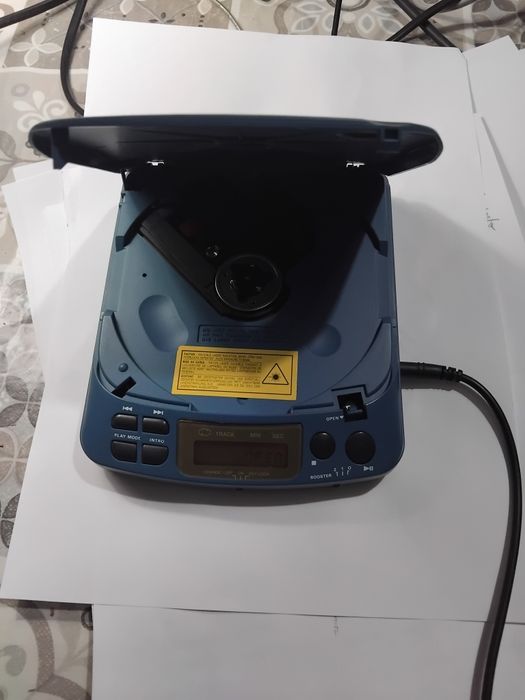 CD Player antigo portátil (não funciona)
