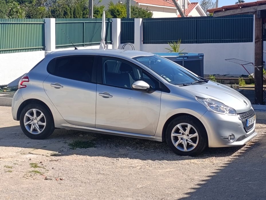 Peugeot 208 1.2 Gasolina 2013 – 123 mil km – Muito estimado
