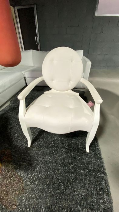 Mesa de jantar oval e 6 cadeiras