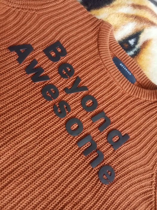 Sweter w rozmiarze 140 cm.