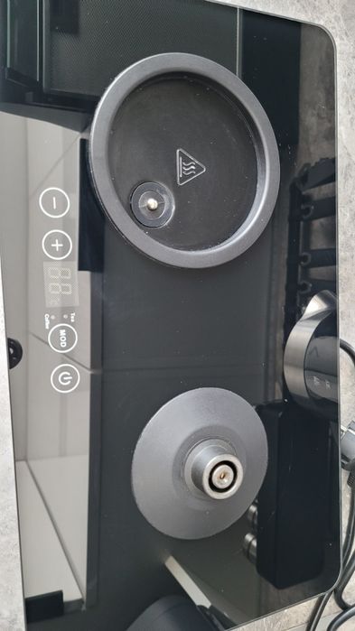 czajnik elektryczny z podstawa i dzbankiem