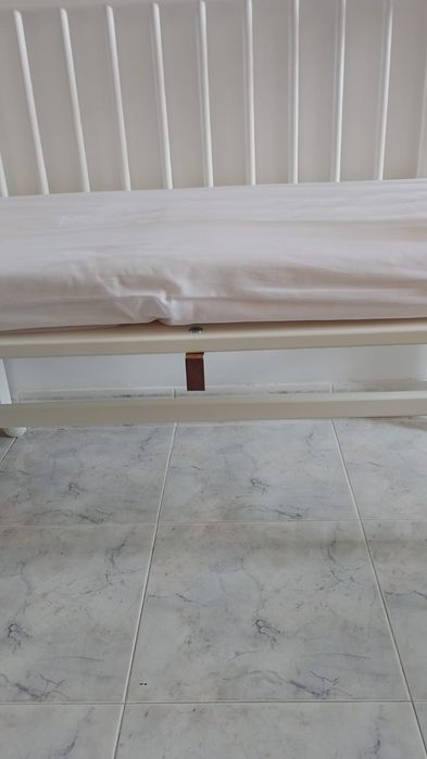 Cama de bebe + colchão+ 3 cobertores.