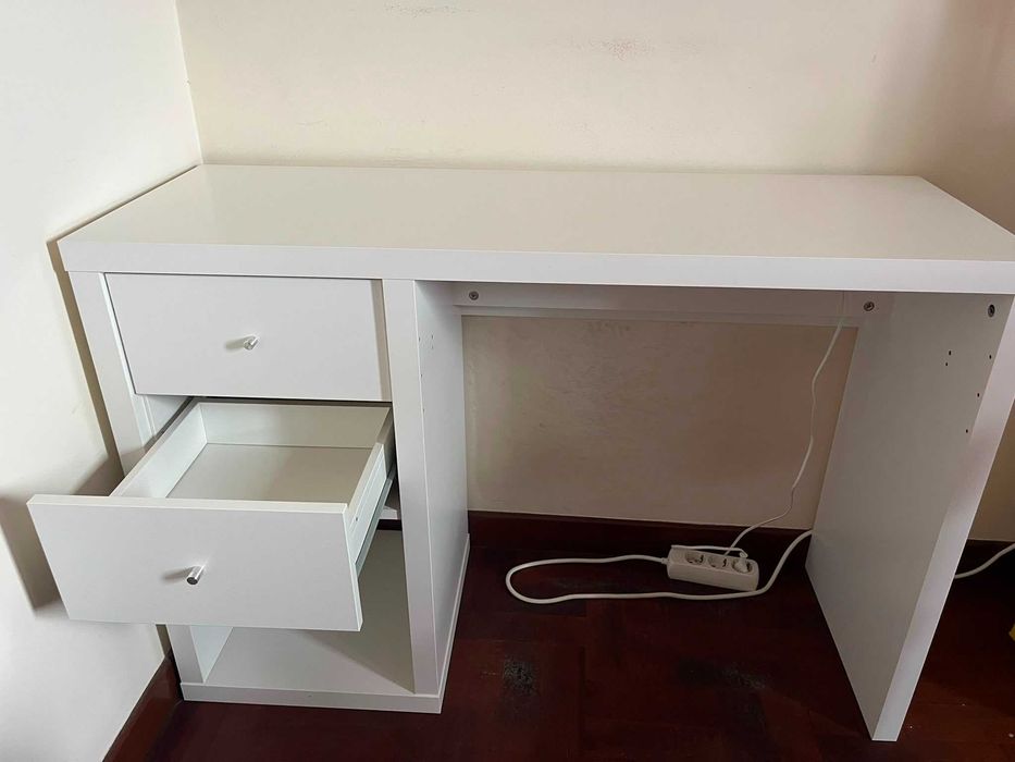 Secretária Branca IKEA – Como Nova | 111x39 cm | Arrumação + Gestão de Cabos
