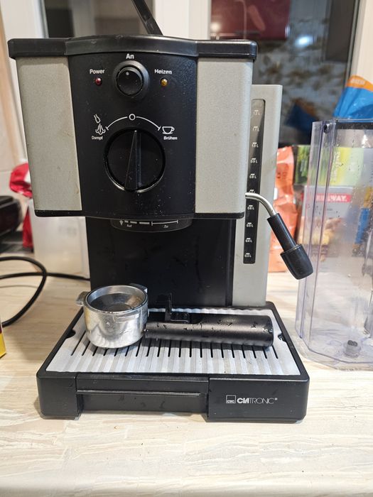 Холдерна кавоварка Clatronic ES 2573 із капучинатором для молока