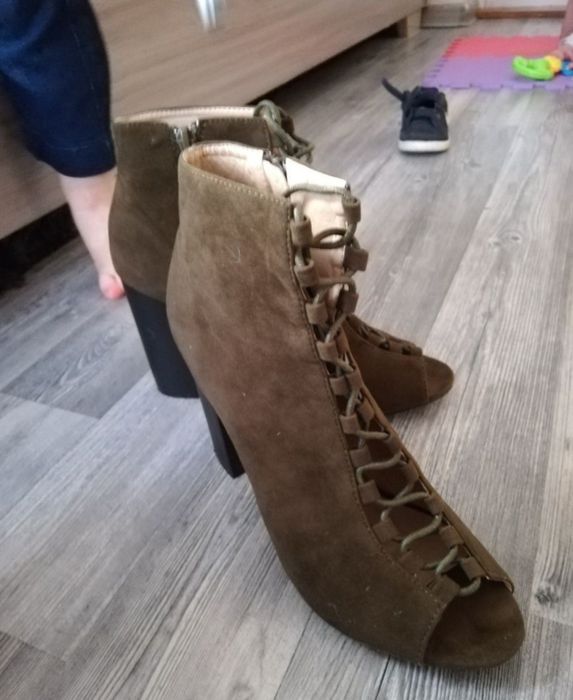 Zielone oliwkowe szpilki wiązane gruby obcas 38