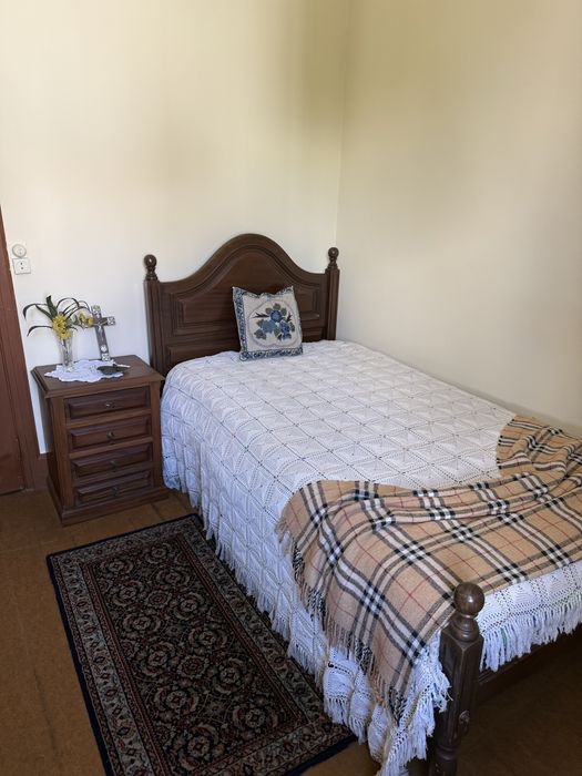 Cama de solteiro e mesa de cabeceira em madeira dos anos 70