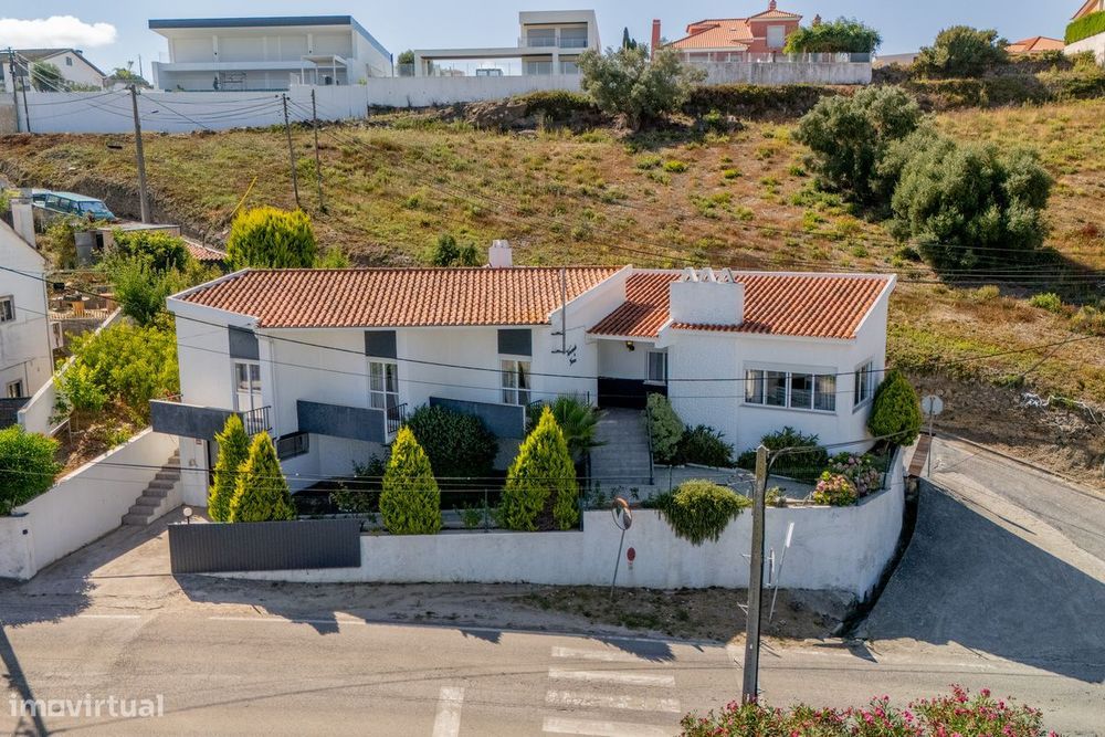 MORADIA T4 ISOLADA com Garagem e Jardim! Possibilidade de PERMUTA!