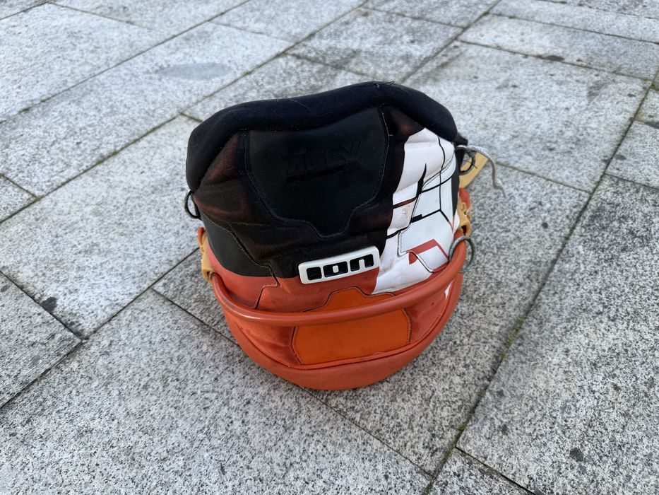 Arnês Kitesurf ION Apex M (50 / 30–33”) com spreader bar