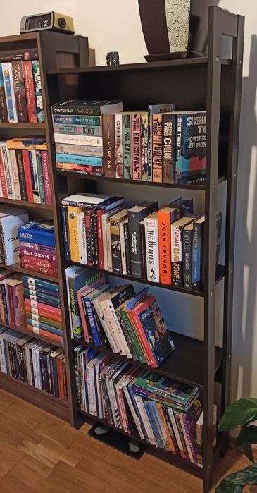 Dwa regały na książki