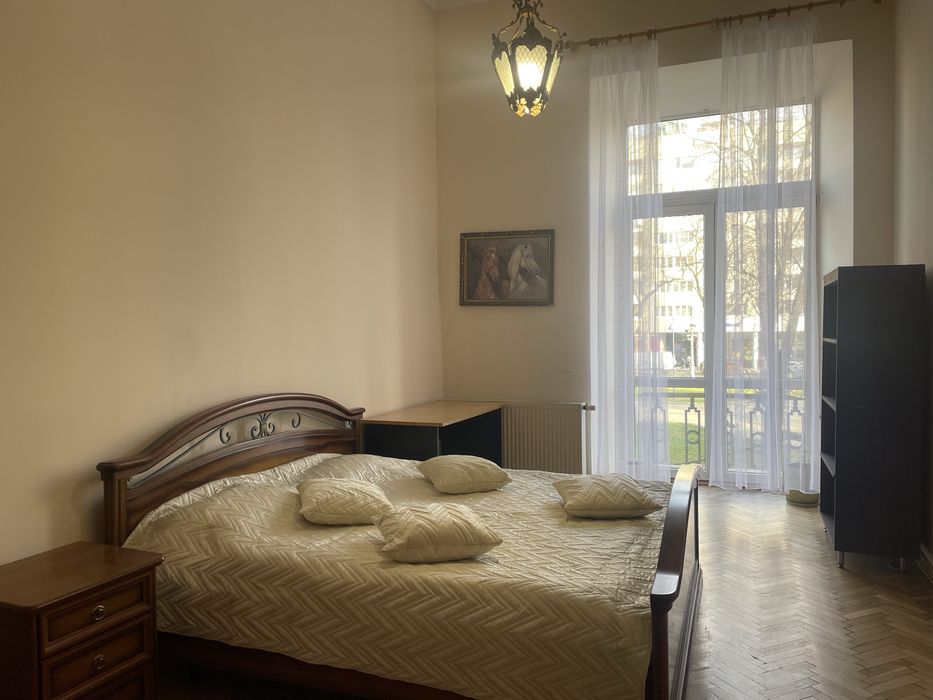 Подобово, погодинно , на любий термін велика 4х кімнатна в самому цент