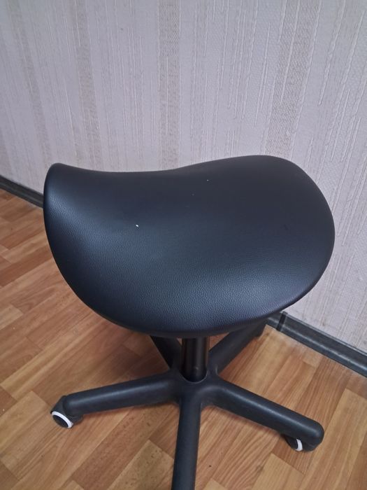 Продам стілець-сідло для майстра манікюру