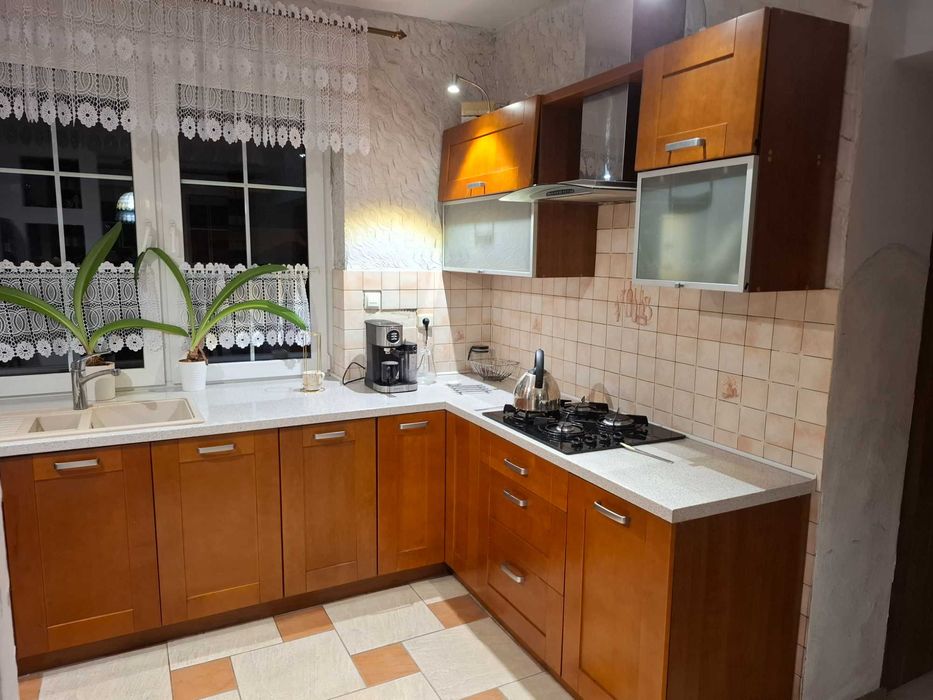 Meble do kuchni  fronty szafek lite drewno. +AGD wym. 180x310x200cm