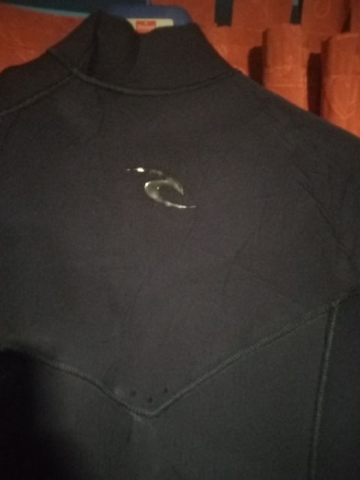 Fato de mergulho quiksilver M ( c/ problema no fecho )