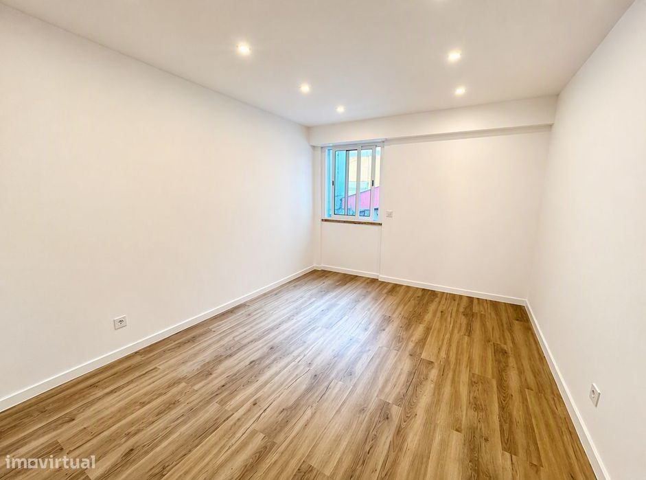 T2 Renovado na Brandoa - Excelentes Acessos