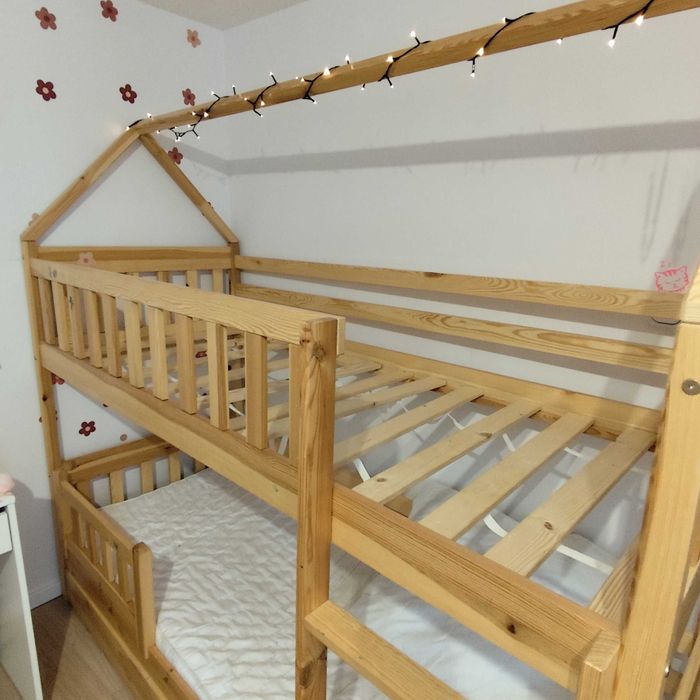 Łóżko piętrowe domek