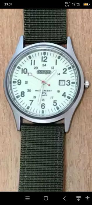 Relógio com calendário á prova de água.