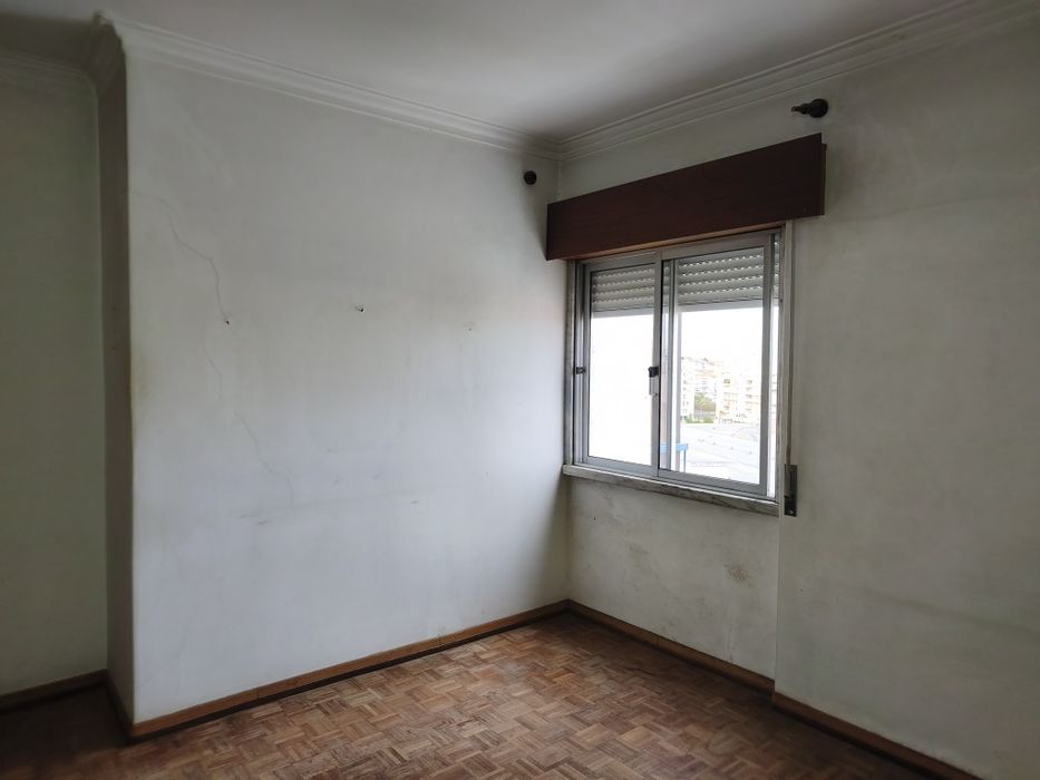 T1 with storage room on Av. do Brasil, near the Reboleira Metro station
