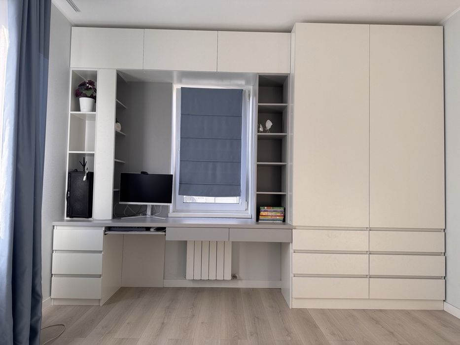 Розпашна сучасна шафа