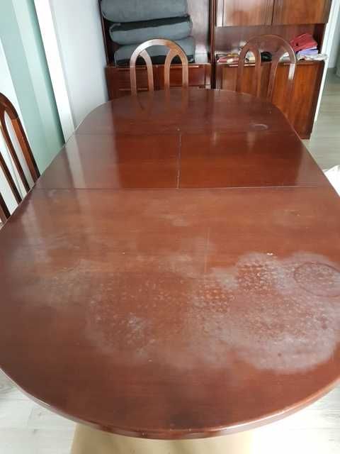 Mesa e quatro cadeiras de sala