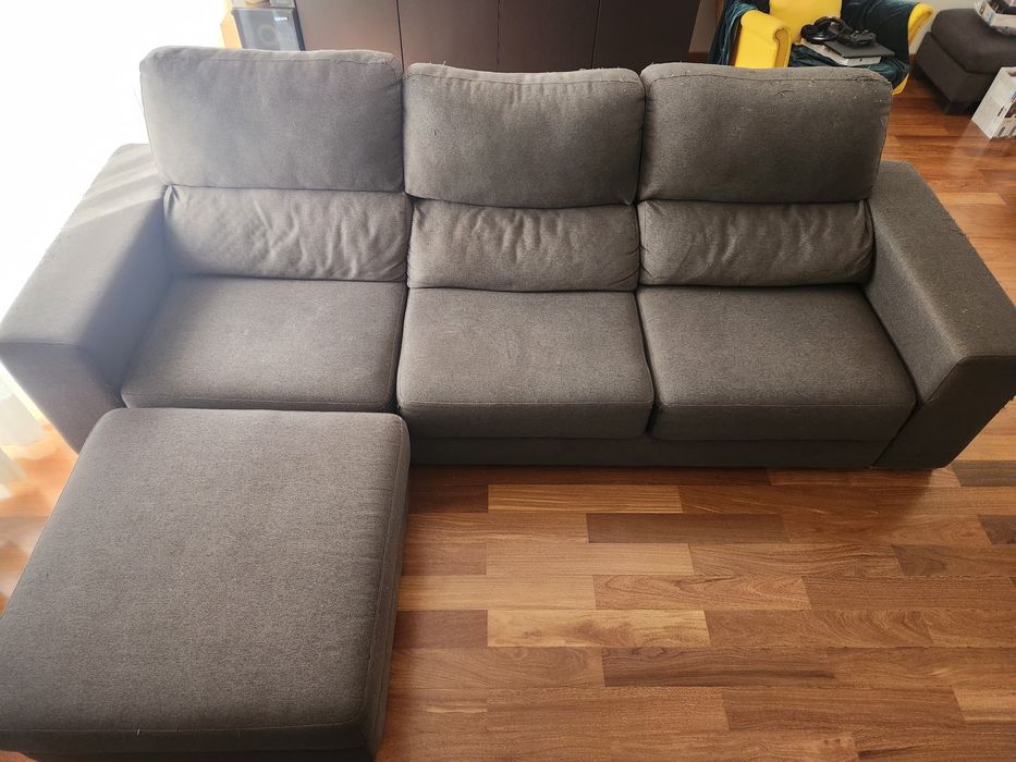 Sofá 3 lugares extensível com puff