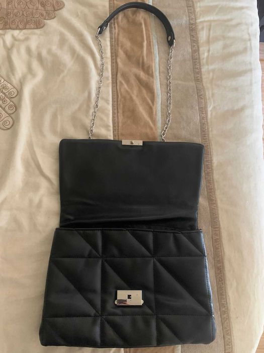 Mala preta acolchoada com corrente Stradivarius