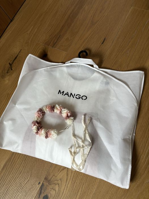 Vestido de cerimónia e tiara de flores Mango