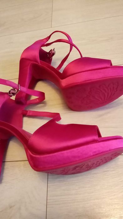Buty na obcasie nowe, satynowy połysk, Deichmann