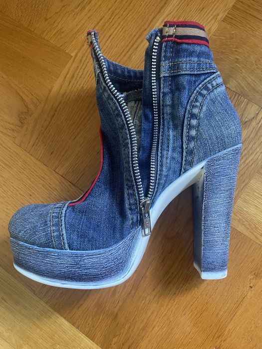 Jeansowe buty na koturnie